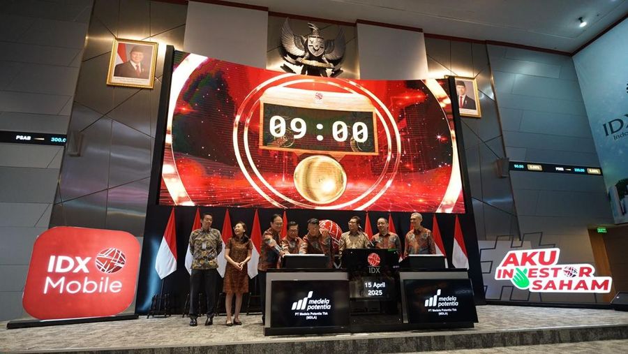 Pencatatan perdana saham PT Medela Potentia Tbk (MDLA) di Gedung Bursa Efek Indonesia, Jumat (7/11/2025). (Dok. PT. Medela Potentia Tbk.)