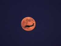 Bulan Bergerak Menjauhi Bumi, Efeknya Mulai Terasa