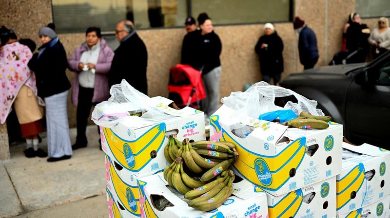 Para relawan memuat kotak-kotak makanan ke dalam mobil selama acara yang diadakan oleh Community FoodBank of New Jersey bekerja sama dengan Bergen County untuk mengirimkan bantuan makanan darurat kepada pekerja Federal dan penerima SNAP di tengah penutupan pemerintah AS di Leonia, New Jersey, AS, 6 November 2025. (REUTERS/Mike Segar)