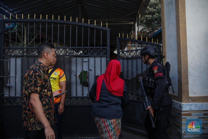 Petugas keamaan melakukan penjagaan pada pintu masuk usai terjadi ledakan di SMAN 72, Jakarta, Jumat (7/11/2025). (CNBC Indonesia/Faisal Rahman)