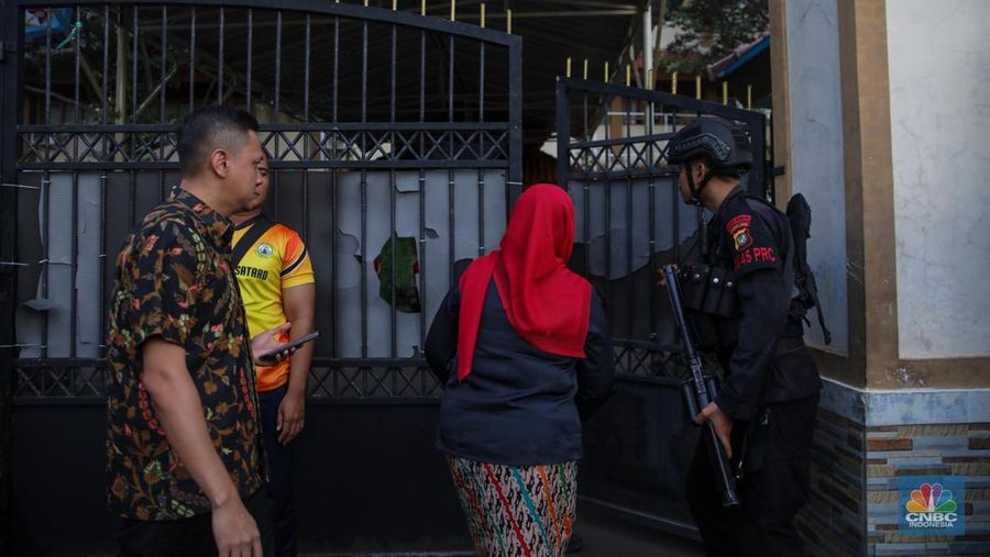 Petugas keamaan melakukan penjagaan pada pintu masuk usai terjadi ledakan di SMAN 72, Jakarta, Jumat (7/11/2025). (CNBC Indonesia/Faisal Rahman)
