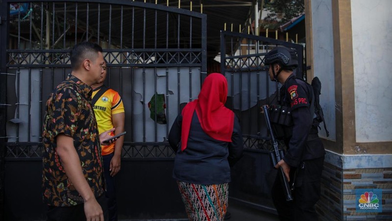 Petugas keamaan melakukan penjagaan pada pintu masuk usai terjadi ledakan di SMAN 72, Jakarta, Jumat (7/11/2025). (CNBC Indonesia/Faisal Rahman)