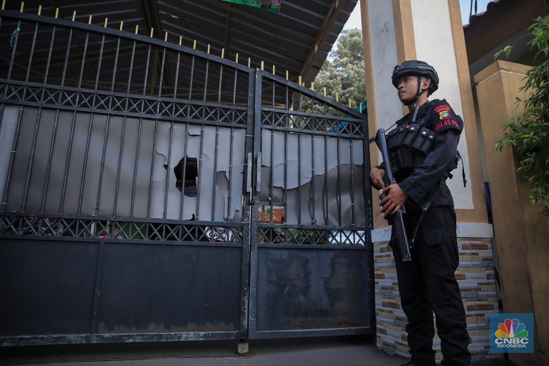 Petugas keamaan melakukan penjagaan pada pintu masuk usai terjadi ledakan di SMAN 72, Jakarta, Jumat (7/11/2025). (CNBC Indonesia/Faisal Rahman)