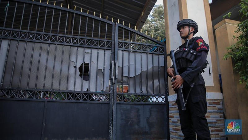 Petugas keamaan melakukan penjagaan pada pintu masuk usai terjadi ledakan di SMAN 72, Jakarta, Jumat (7/11/2025). (CNBC Indonesia/Faisal Rahman)