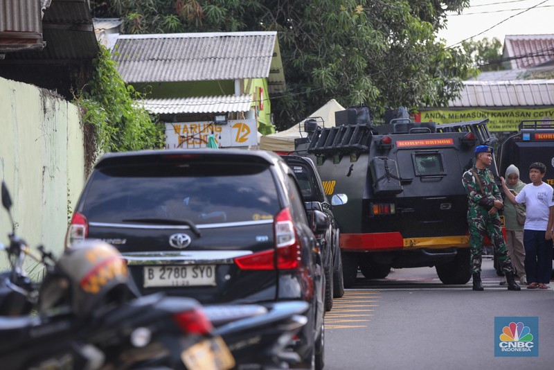 Petugas keamaan melakukan penjagaan pada pintu masuk usai terjadi ledakan di SMAN 72, Jakarta, Jumat (7/11/2025). (CNBC Indonesia/Faisal Rahman)