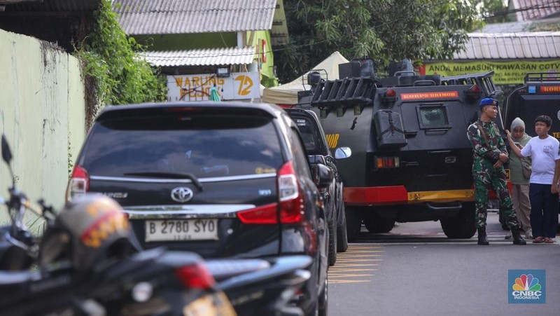 Petugas keamaan melakukan penjagaan pada pintu masuk usai terjadi ledakan di SMAN 72, Jakarta, Jumat (7/11/2025). (CNBC Indonesia/Faisal Rahman)