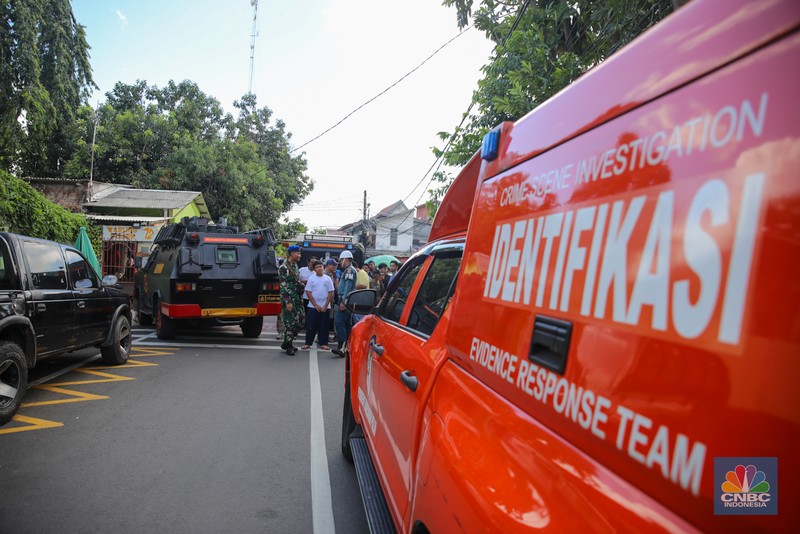 Petugas keamaan melakukan penjagaan pada pintu masuk usai terjadi ledakan di SMAN 72, Jakarta, Jumat (7/11/2025). (CNBC Indonesia/Faisal Rahman)
