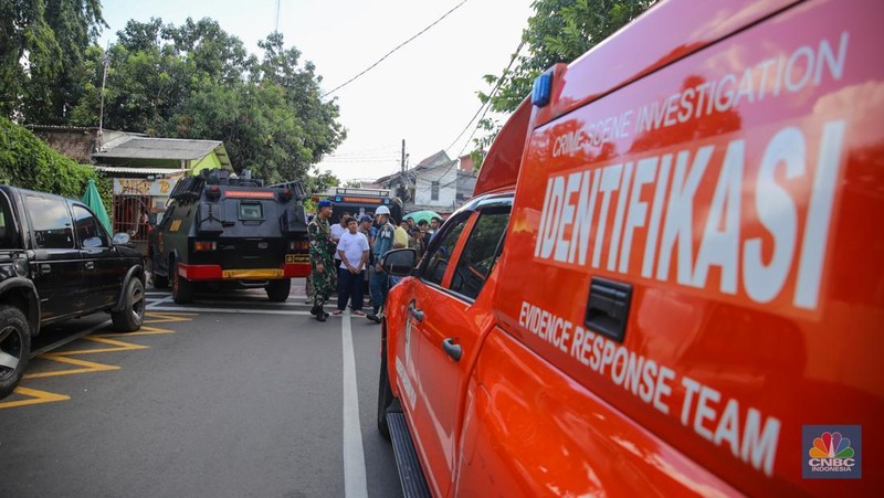 Petugas keamaan melakukan penjagaan pada pintu masuk usai terjadi ledakan di SMAN 72, Jakarta, Jumat (7/11/2025). (CNBC Indonesia/Faisal Rahman)