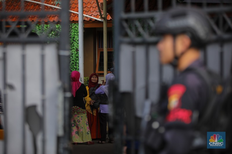Petugas keamaan melakukan penjagaan pada pintu masuk usai terjadi ledakan di SMAN 72, Jakarta, Jumat (7/11/2025). (CNBC Indonesia/Faisal Rahman)