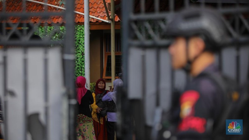 Petugas keamaan melakukan penjagaan pada pintu masuk usai terjadi ledakan di SMAN 72, Jakarta, Jumat (7/11/2025). (CNBC Indonesia/Faisal Rahman)