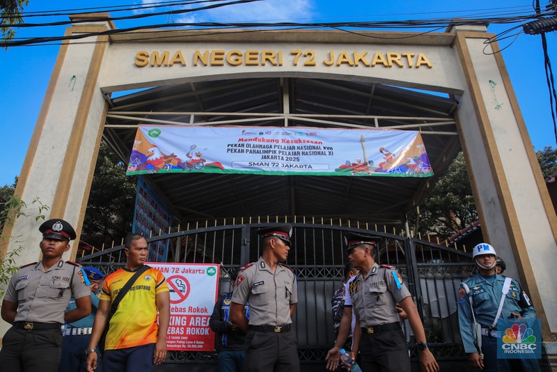 Petugas keamaan melakukan penjagaan pada pintu masuk usai terjadi ledakan di SMAN 72, Jakarta, Jumat (7/11/2025). (CNBC Indonesia/Faisal Rahman)