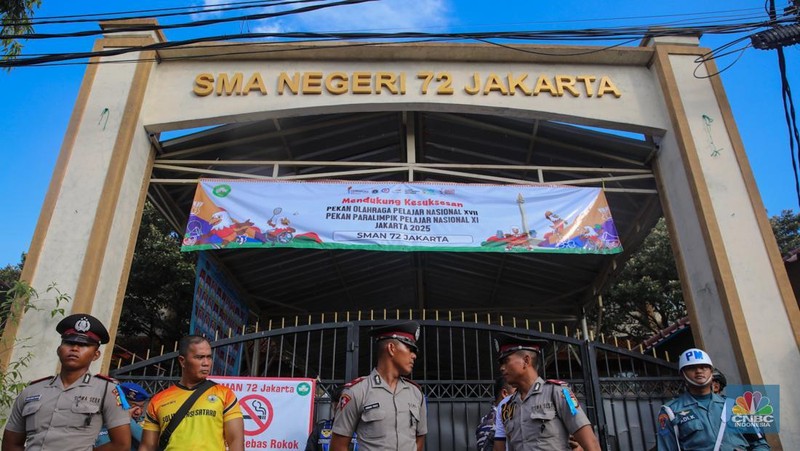 Petugas keamaan melakukan penjagaan pada pintu masuk usai terjadi ledakan di SMAN 72, Jakarta, Jumat (7/11/2025). (CNBC Indonesia/Faisal Rahman)