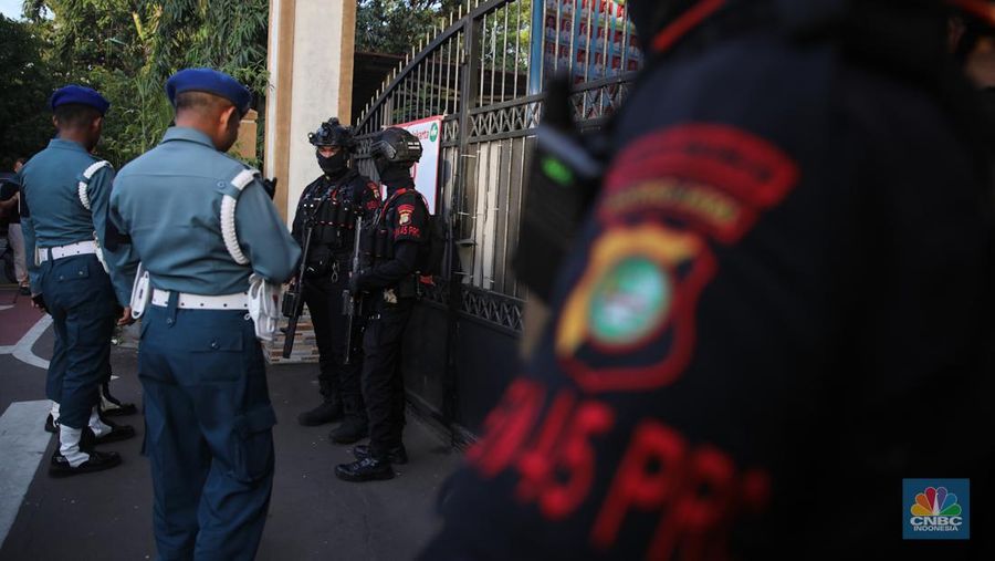 Petugas keamaan melakukan penjagaan pada pintu masuk usai terjadi ledakan di SMAN 72, Jakarta, Jumat (7/11/2025). (CNBC Indonesia/Faisal Rahman)
