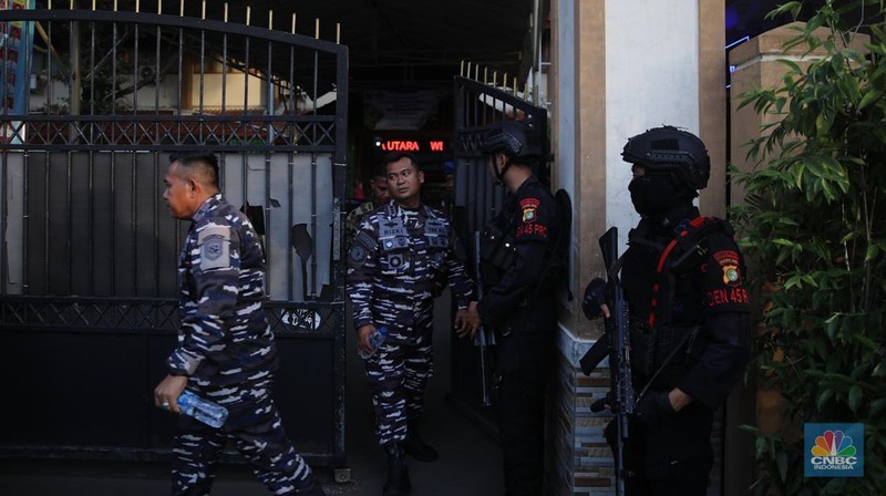 Petugas keamaan melakukan penjagaan pada pintu masuk usai terjadi ledakan di SMAN 72, Jakarta, Jumat (7/11/2025). (CNBC Indonesia/Faisal Rahman)