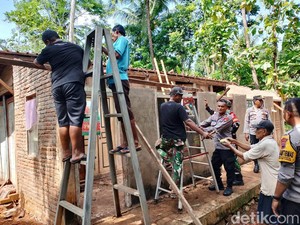 Polsek Mloggo Salurkan Bansos hingga Bangun Atap Rumah Lansia di Jepara