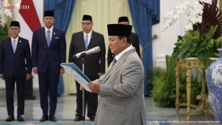 Presiden Prabowo Subianto melantik keanggotaan Komisi Percepatan Reformasi Polri, Jumat (7/11/2025). (Tangkapan Layar Youtube/Sekretariat Presiden)