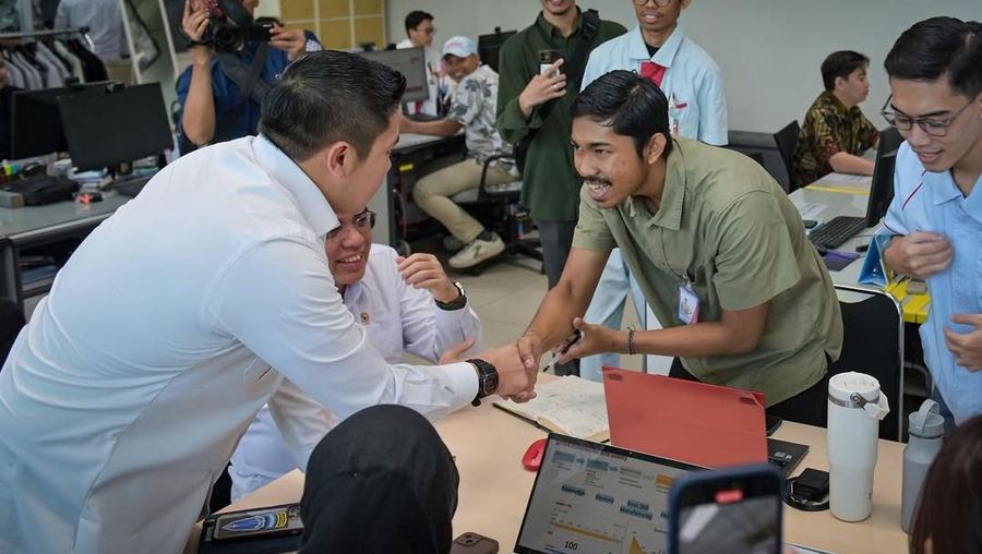 Sekretaris Kabinet, Teddy Indra Wijaya bersama Menteri Ketenagakerjaan, Yassierli meninjau secara langsung pelaksanaan Program Magang Nasional batch 1 di PT Denso Indonesia di Kabupaten Bekasi, Jawa Barat, pada Jumat pagi, (7/11/2025). (Instagram/sekretariat.kabinet)