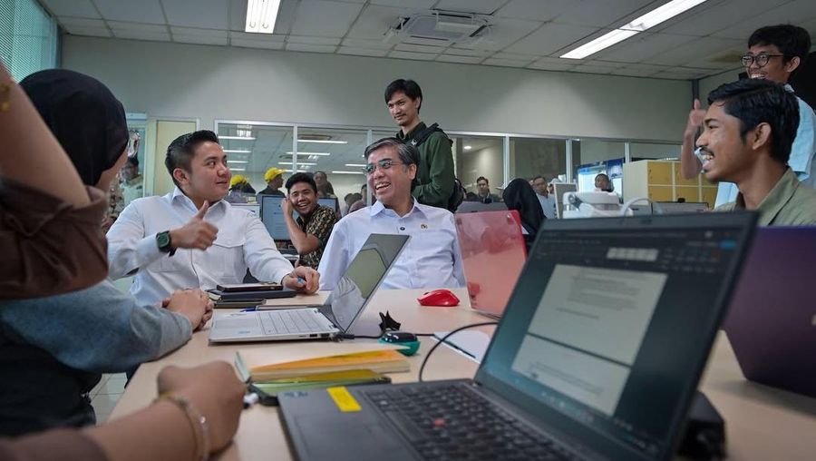 Sekretaris Kabinet, Teddy Indra Wijaya bersama Menteri Ketenagakerjaan, Yassierli meninjau secara langsung pelaksanaan Program Magang Nasional batch 1 di PT Denso Indonesia di Kabupaten Bekasi, Jawa Barat, pada Jumat pagi, (7/11/2025). (Instagram/sekretariat.kabinet)