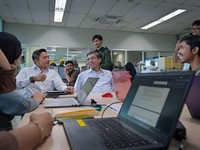 Menaker Ajak Seskab Teddy Blusukan & Liat Langsung MagangHub di Bekasi