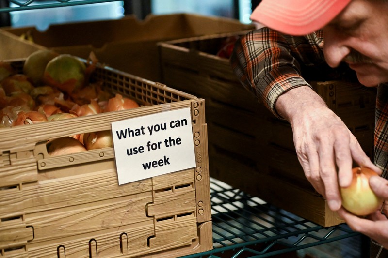 Para relawan memuat kotak-kotak makanan ke dalam mobil selama acara yang diadakan oleh Community FoodBank of New Jersey bekerja sama dengan Bergen County untuk mengirimkan bantuan makanan darurat kepada pekerja Federal dan penerima SNAP di tengah penutupan pemerintah AS di Leonia, New Jersey, AS, 6 November 2025. (REUTERS/Mike Segar)