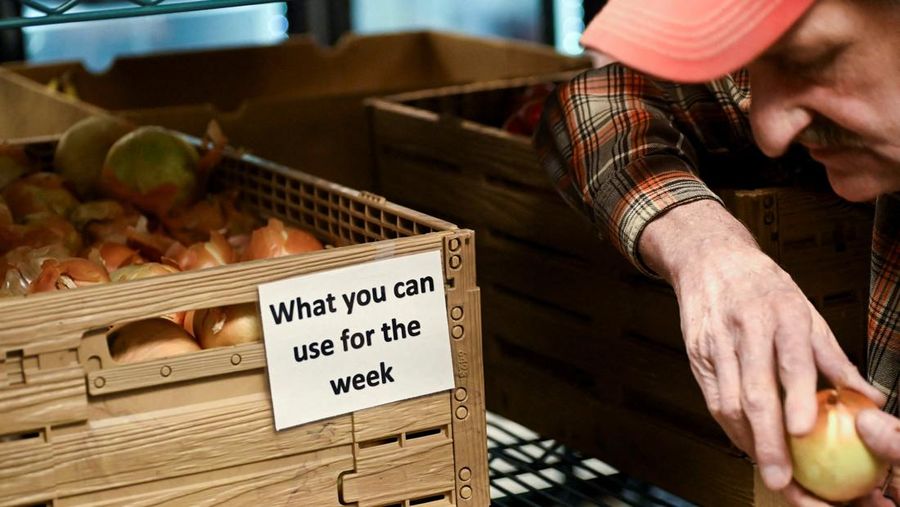 Para relawan memuat kotak-kotak makanan ke dalam mobil selama acara yang diadakan oleh Community FoodBank of New Jersey bekerja sama dengan Bergen County untuk mengirimkan bantuan makanan darurat kepada pekerja Federal dan penerima SNAP di tengah penutupan pemerintah AS di Leonia, New Jersey, AS, 6 November 2025. (REUTERS/Mike Segar)