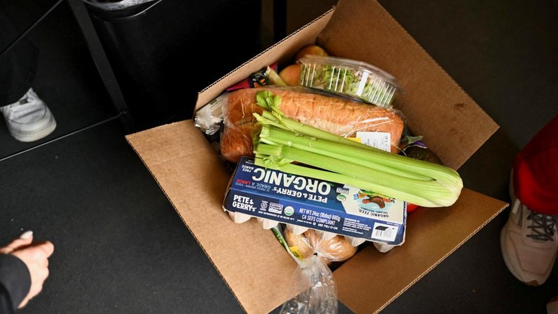 Para relawan memuat kotak-kotak makanan ke dalam mobil selama acara yang diadakan oleh Community FoodBank of New Jersey bekerja sama dengan Bergen County untuk mengirimkan bantuan makanan darurat kepada pekerja Federal dan penerima SNAP di tengah penutupan pemerintah AS di Leonia, New Jersey, AS, 6 November 2025. (REUTERS/Mike Segar)