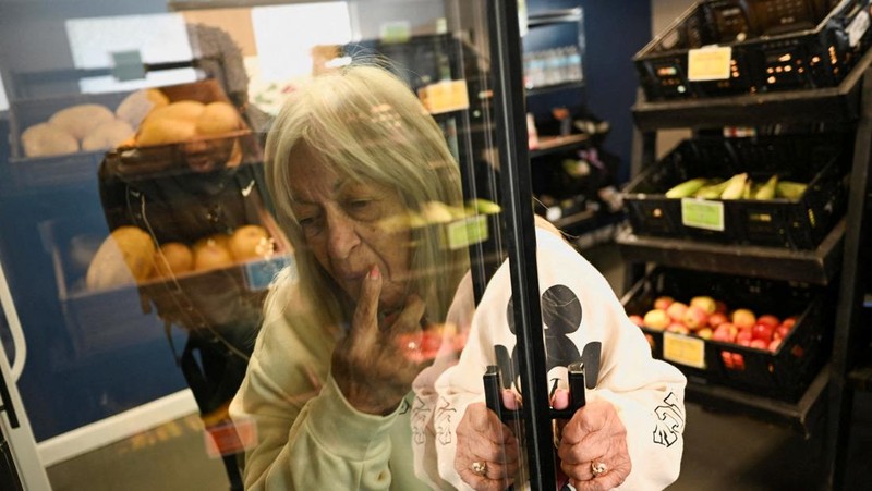 Para relawan memuat kotak-kotak makanan ke dalam mobil selama acara yang diadakan oleh Community FoodBank of New Jersey bekerja sama dengan Bergen County untuk mengirimkan bantuan makanan darurat kepada pekerja Federal dan penerima SNAP di tengah penutupan pemerintah AS di Leonia, New Jersey, AS, 6 November 2025. (REUTERS/Mike Segar)