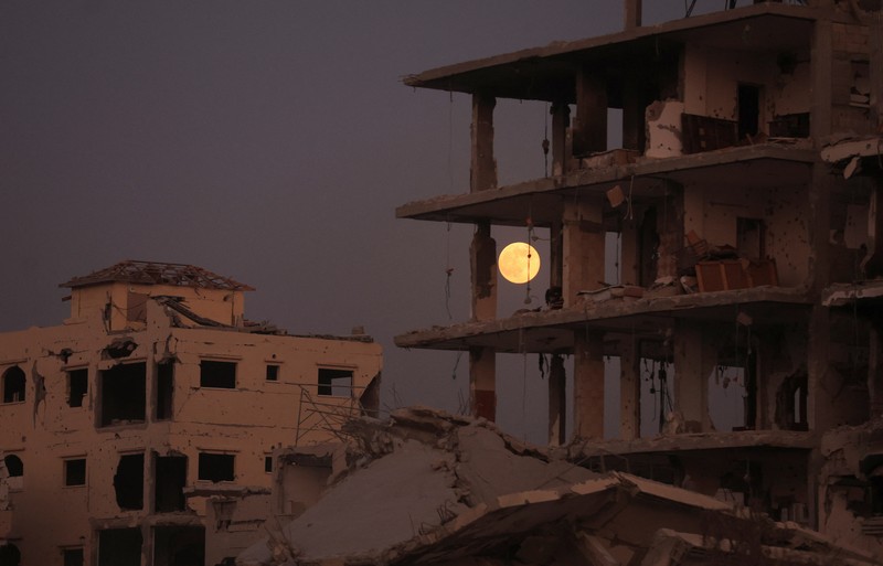 Pesawat melintasi bulan supermoon di Aguimes, Pulau Gran Canaria, Spanyol, 5 November 2025. (REUTERS/Borja Suarez)