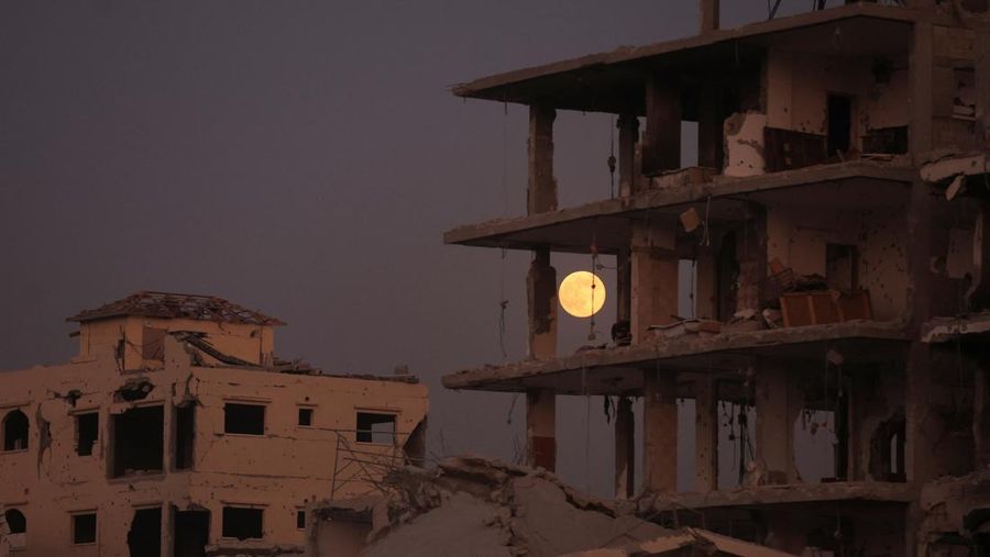 Pesawat melintasi bulan supermoon di Aguimes, Pulau Gran Canaria, Spanyol, 5 November 2025. (REUTERS/Borja Suarez)