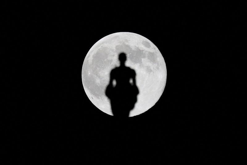 Pesawat melintasi bulan supermoon di Aguimes, Pulau Gran Canaria, Spanyol, 5 November 2025. (REUTERS/Borja Suarez)