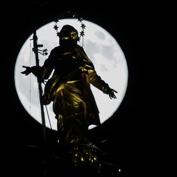 Potret Supermoon Beaver Moon Menerangi Langit di Berbagai Negara