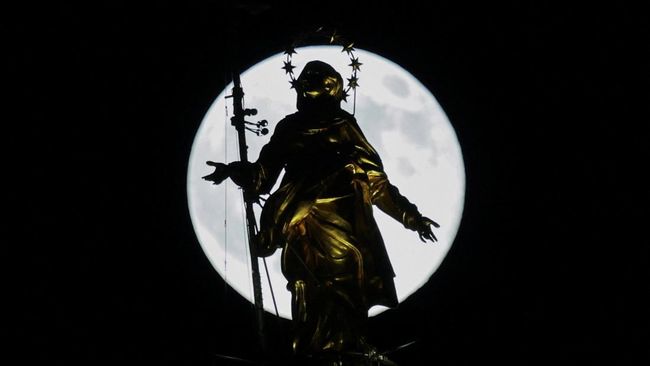 Potret Supermoon Beaver Moon Menerangi Langit di Berbagai Negara