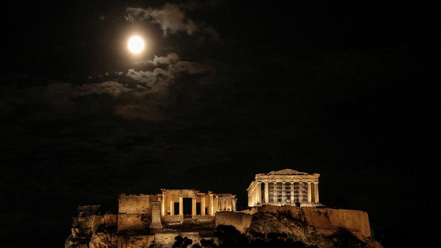 Pesawat melintasi bulan supermoon di Aguimes, Pulau Gran Canaria, Spanyol, 5 November 2025. (REUTERS/Borja Suarez)
