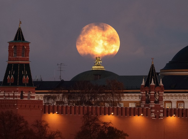 Pesawat melintasi bulan supermoon di Aguimes, Pulau Gran Canaria, Spanyol, 5 November 2025. (REUTERS/Borja Suarez)