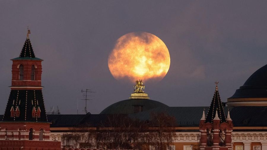 Pesawat melintasi bulan supermoon di Aguimes, Pulau Gran Canaria, Spanyol, 5 November 2025. (REUTERS/Borja Suarez)