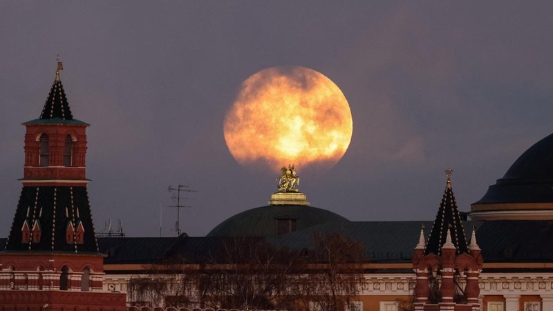 Pesawat melintasi bulan supermoon di Aguimes, Pulau Gran Canaria, Spanyol, 5 November 2025. (REUTERS/Borja Suarez)