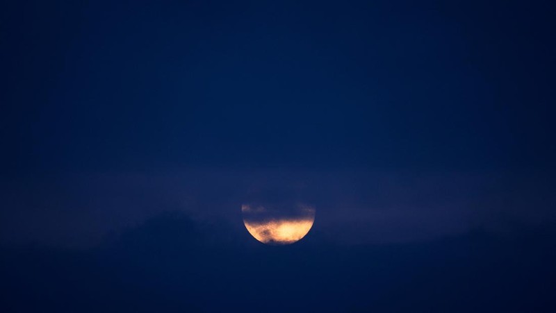 Pesawat melintasi bulan supermoon di Aguimes, Pulau Gran Canaria, Spanyol, 5 November 2025. (REUTERS/Borja Suarez)