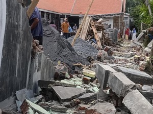 Tembok Sekolah di Probolinggo Roboh, 3 Warga Tertimpa Termasuk Balita