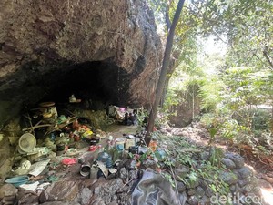 Antara Ritual Masyarakat dan Kehidupan Mbah Darmaji di Gua Anggas Wesi