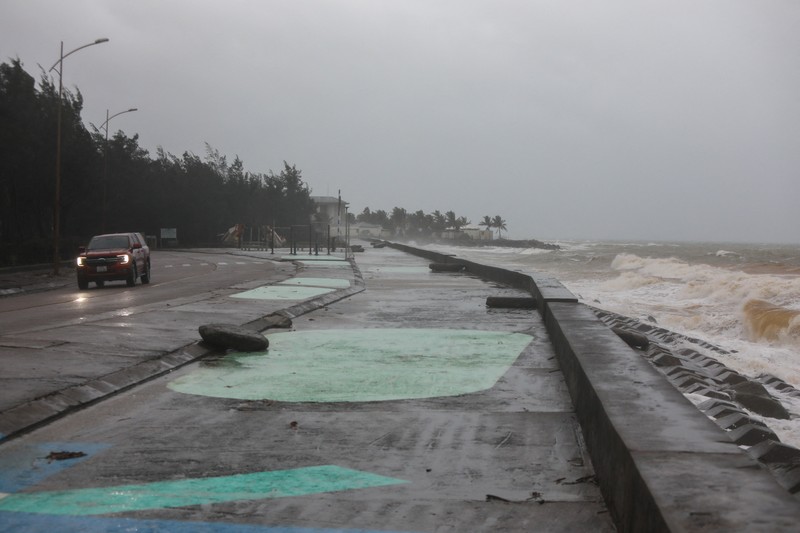 Topan Kalmaegi menerjang Provinsi Gia Lai di Vietnam tengah, Kamis (6/11/2025). (AFP/NHAC NGUYEN)