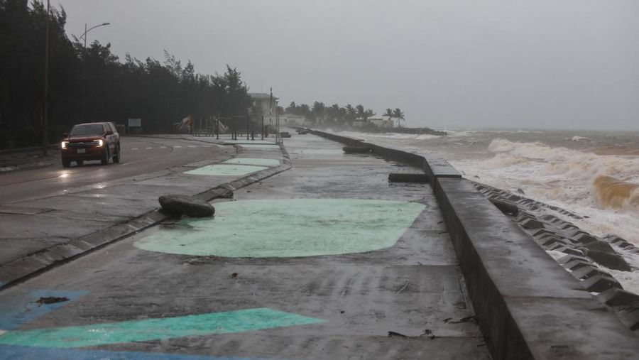 Topan Kalmaegi menerjang Provinsi Gia Lai di Vietnam tengah, Kamis (6/11/2025). (AFP/NHAC NGUYEN)