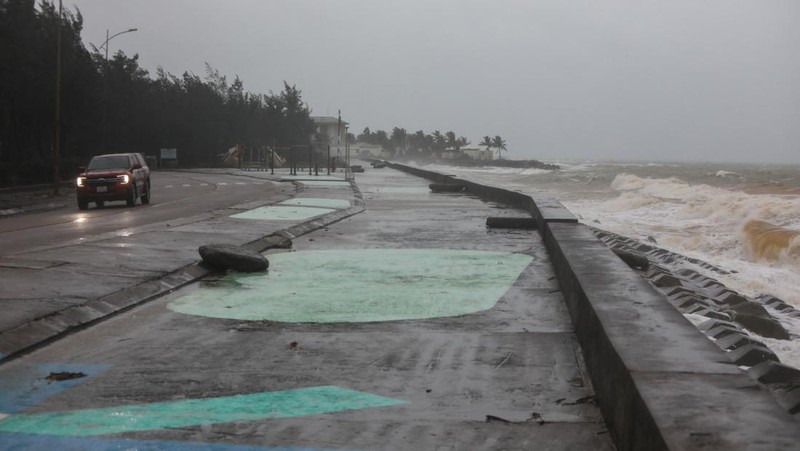 Topan Kalmaegi menerjang Provinsi Gia Lai di Vietnam tengah, Kamis (6/11/2025). (AFP/NHAC NGUYEN)