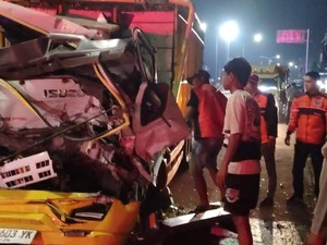 Truk Ringsek Usai Sundul Bokong Tronton Muatan Batako di Karanganyar
