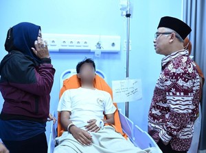 Video Wamendikdasmen Kunjungi Korban Ledakan SMAN 72 Jakarta