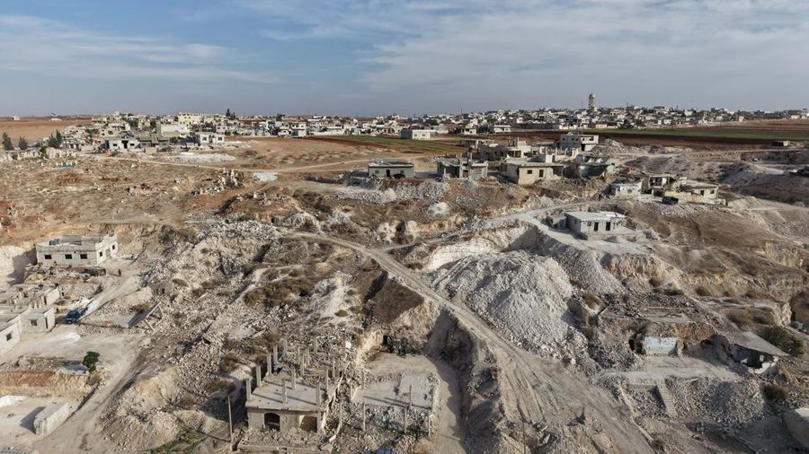 Di desa al-Latamna di pedesaan Hama, warga Suriah tinggal bersama keluarganya di dalam gua yang dipahat di lereng bukit berbatu. (REUTERS/Khalil Ashawi)
