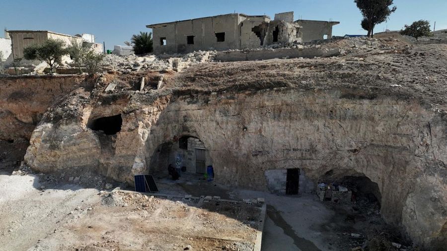 Di desa al-Latamna di pedesaan Hama, warga Suriah tinggal bersama keluarganya di dalam gua yang dipahat di lereng bukit berbatu. (REUTERS/Khalil Ashawi)