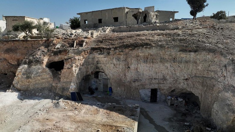 Di desa al-Latamna di pedesaan Hama, warga Suriah tinggal bersama keluarganya di dalam gua yang dipahat di lereng bukit berbatu. (REUTERS/Khalil Ashawi)