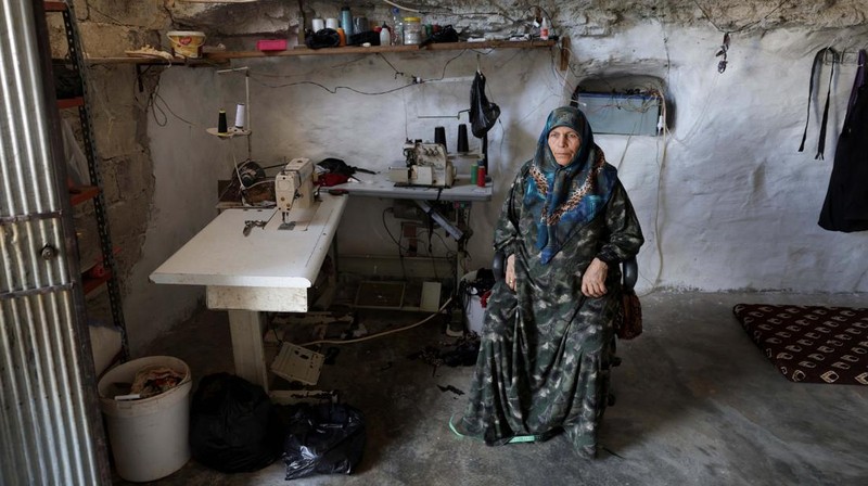 Di desa al-Latamna di pedesaan Hama, warga Suriah tinggal bersama keluarganya di dalam gua yang dipahat di lereng bukit berbatu. (REUTERS/Khalil Ashawi)