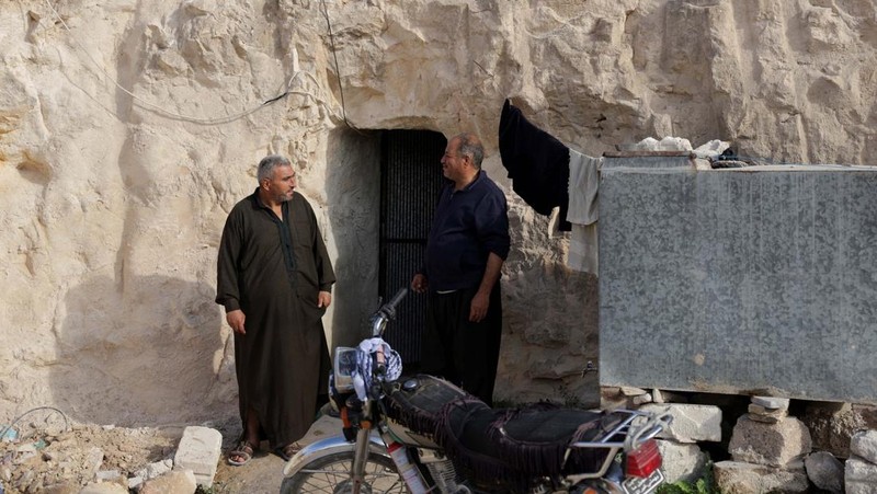 Di desa al-Latamna di pedesaan Hama, warga Suriah tinggal bersama keluarganya di dalam gua yang dipahat di lereng bukit berbatu. (REUTERS/Khalil Ashawi)