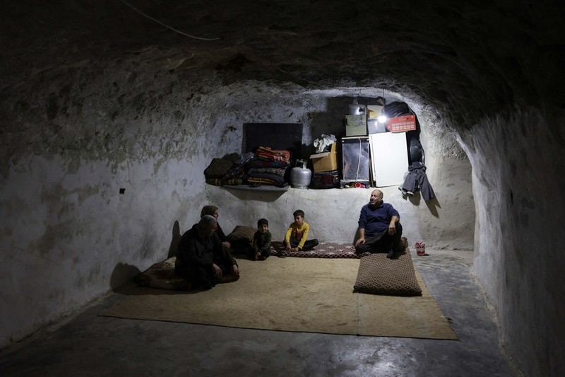 Di desa al-Latamna di pedesaan Hama, warga Suriah tinggal bersama keluarganya di dalam gua yang dipahat di lereng bukit berbatu. (REUTERS/Khalil Ashawi)